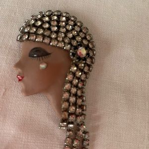 Face brooch